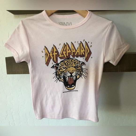 Def Leopard|The Vinyl Icons, Pastel pink band tee, baby tee••Cropped, small - Picture 3 of 7